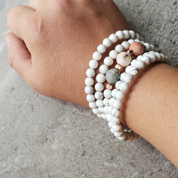 White Howlite & Semi Precious Beaded Bracelet - Picture 2 of 2